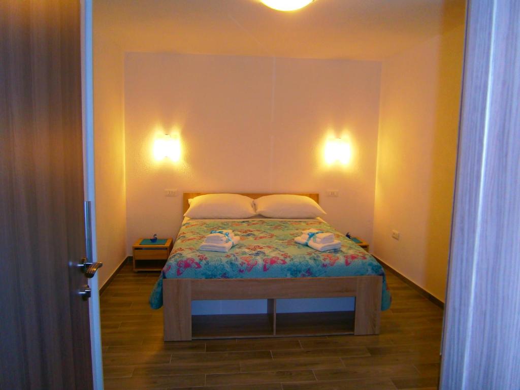 科米扎Room Vilma的一间小卧室,卧室内配有一张床铺
