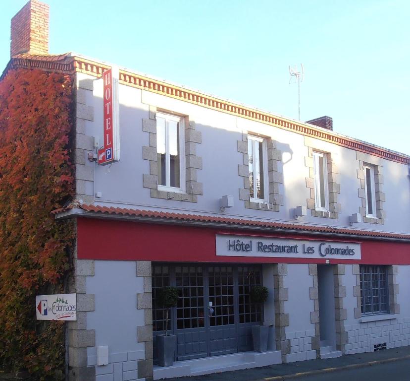 Saint-FulgentHôtel-restaurant Les Colonnades的一座建筑,上面有标牌,上面写着酒店餐厅,我们不能读