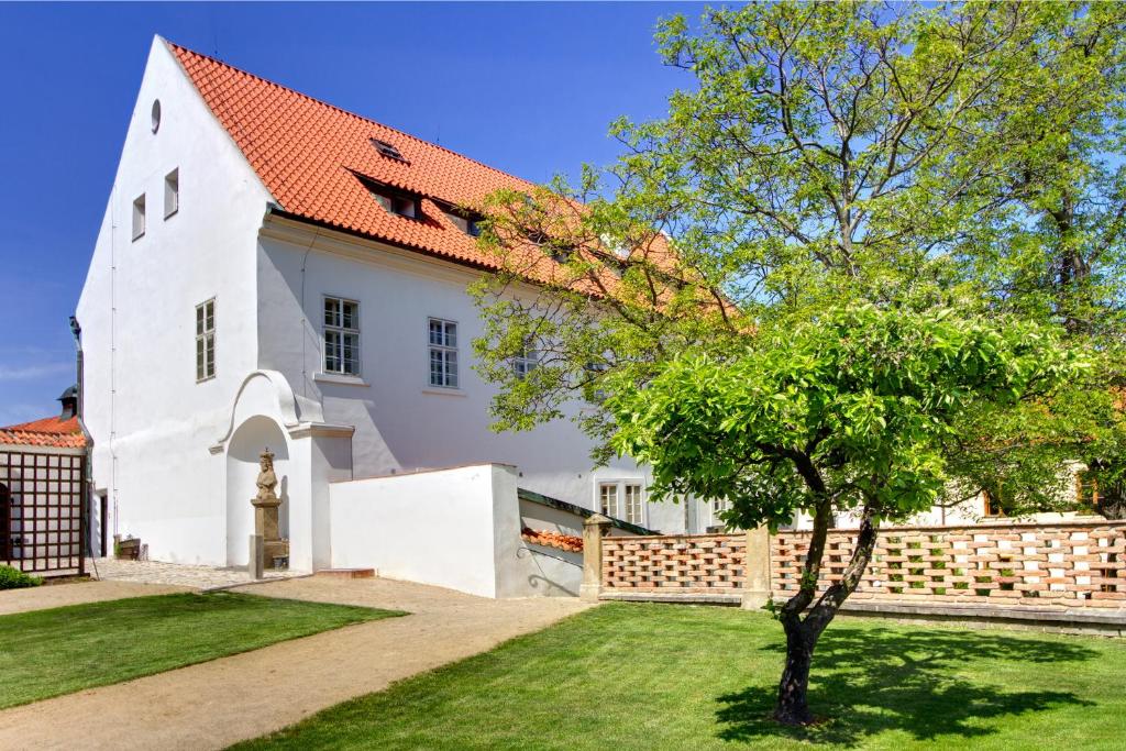 布拉格修道院酒店的院子里有树的白色教堂