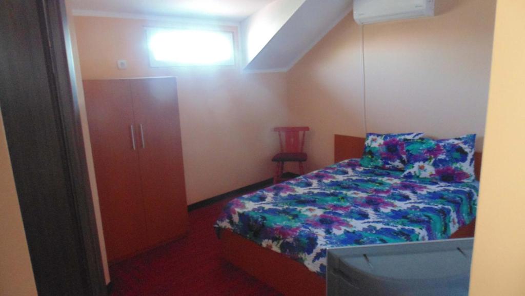 北马马亚-讷沃达里Vila Thetis的一间小卧室,配有一张床和电视