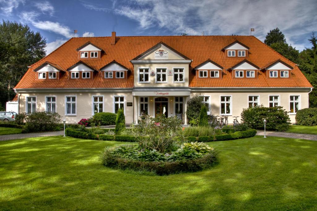 吕根岛上的维克Lieblingsplatz Bohlendorf Rügen的一座白色的大房子,有橙色的屋顶