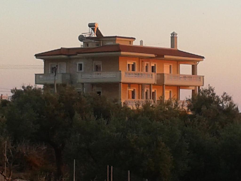德尔米Spartila Apartments的树上山顶的房子