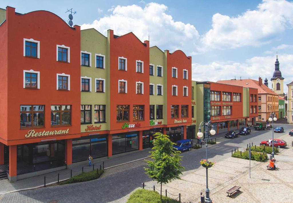 伦布尔克卢赞健康酒店的城市街道上的一排建筑物