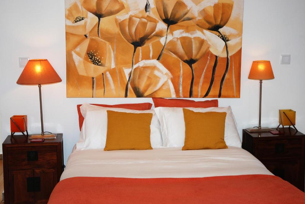 米尔芳提斯城Stressfree Suite的一间卧室配有一张壁画床