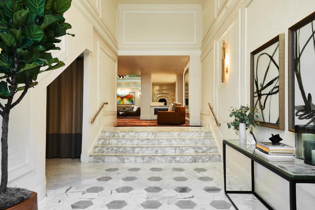 旧金山Galleria Park Hotel的走廊设有楼梯和客厅