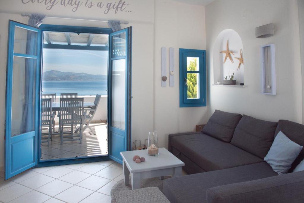 皮索利瓦迪JUST BLUE with amazing Sea Views in Piso Livadi的带沙发的客厅,享有海景