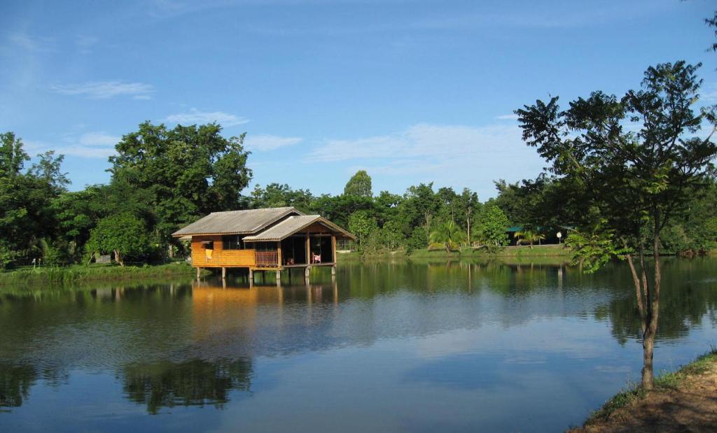 黎逸府Isaan Perazim Park的湖中的房子