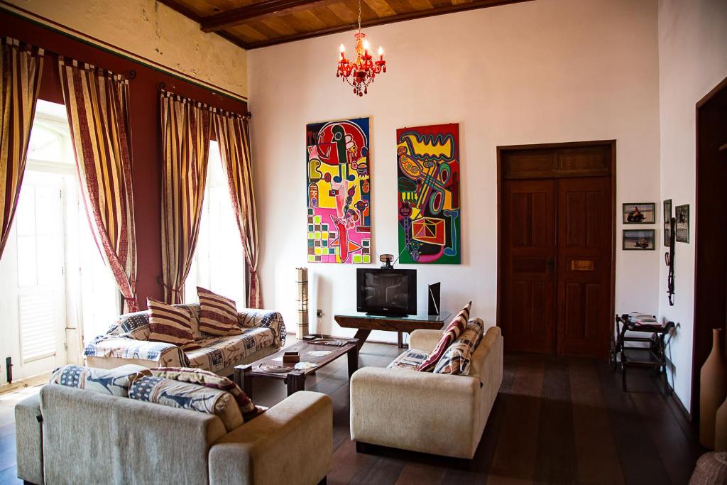 圣路易斯Casa Lavinia的客厅配有两张沙发和一台电视机