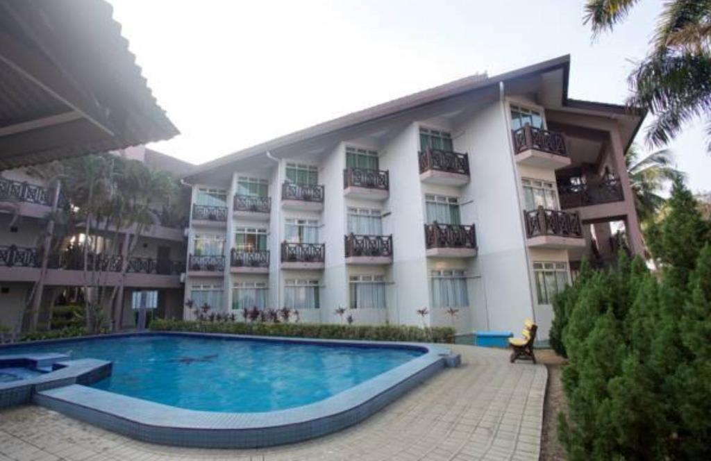 瓜拉弄宾赛里马来西亚龙平酒店的大楼前设有游泳池的酒店