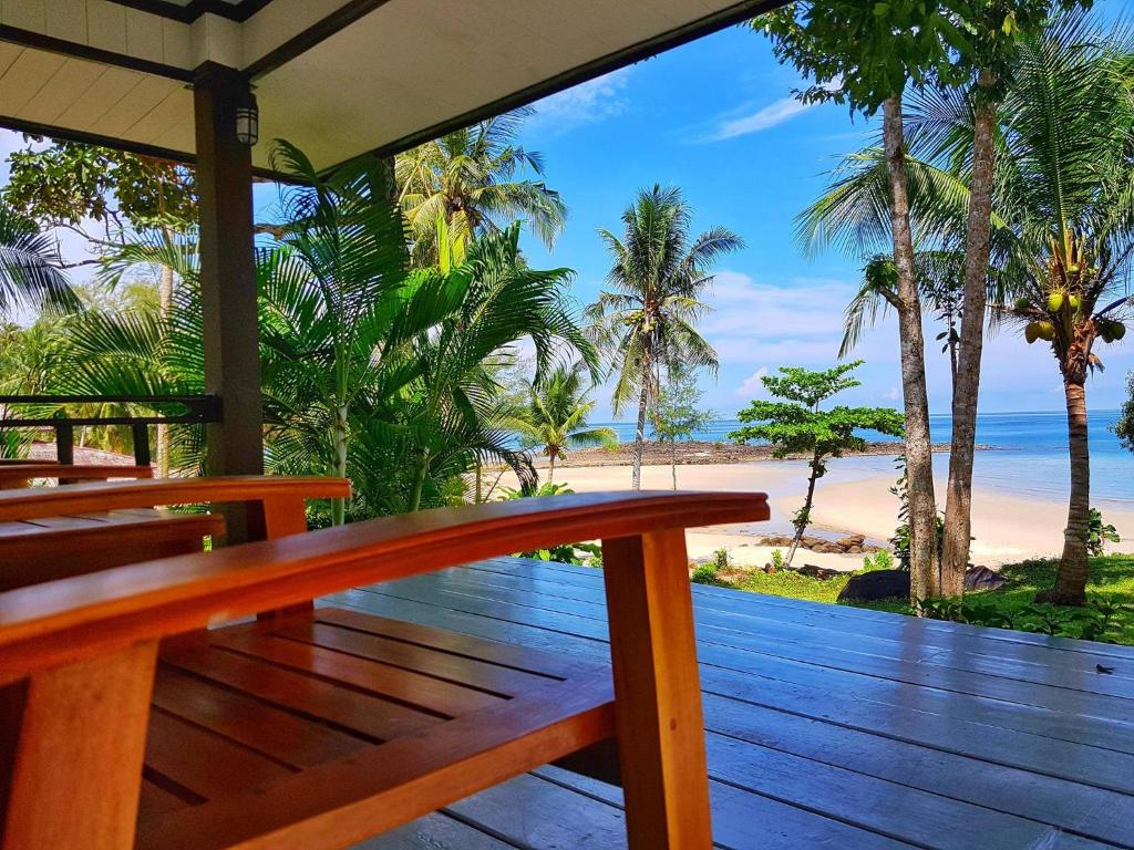 库德岛S海滩度假村的享有海滩景致的木制甲板