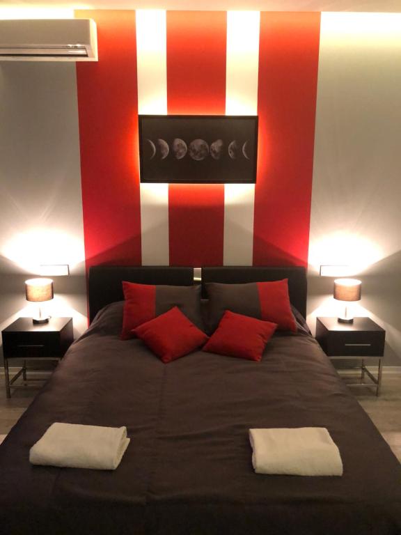 利沃夫Bon apetit apartament的一间卧室配有一张红色和白色条纹的大床