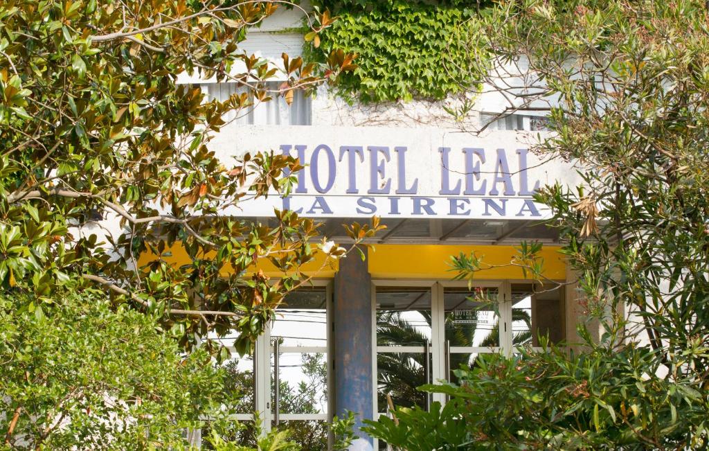 阿罗萨新镇Hotel Leal - La Sirena的一座酒店的一个标志,在一座建筑上称为一个 ⁇ 