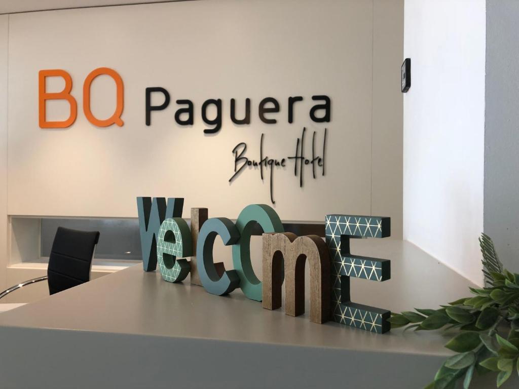 帕格拉BQ Paguera Boutique Hotel - Adults Only的带有标牌的办公室,读作papetera的性能中心
