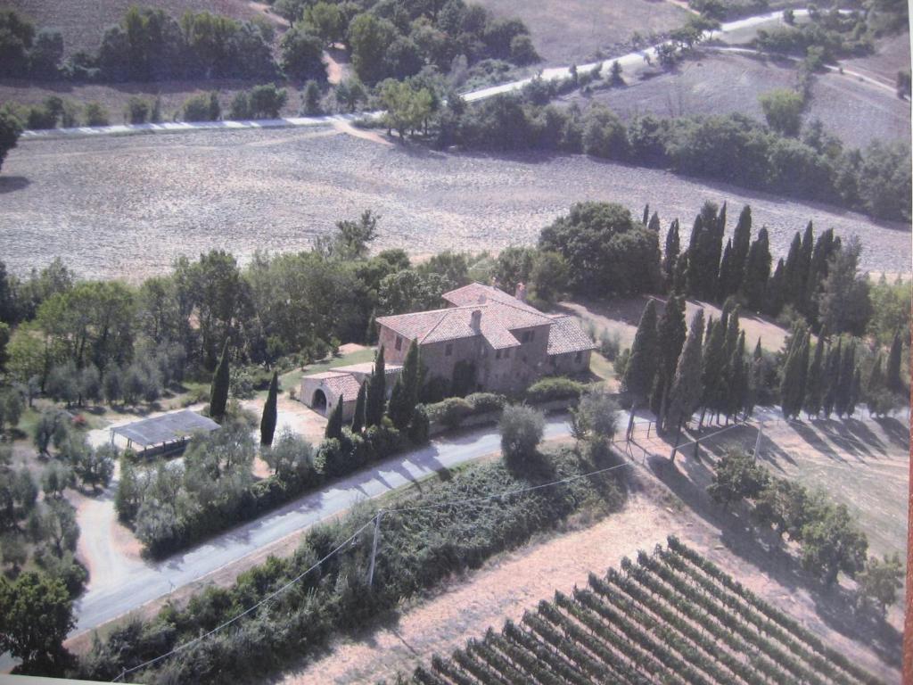 蒙特普齐亚诺S. Bartolomeo II° - "La Loggetta"的葡萄园内房屋的空中景观