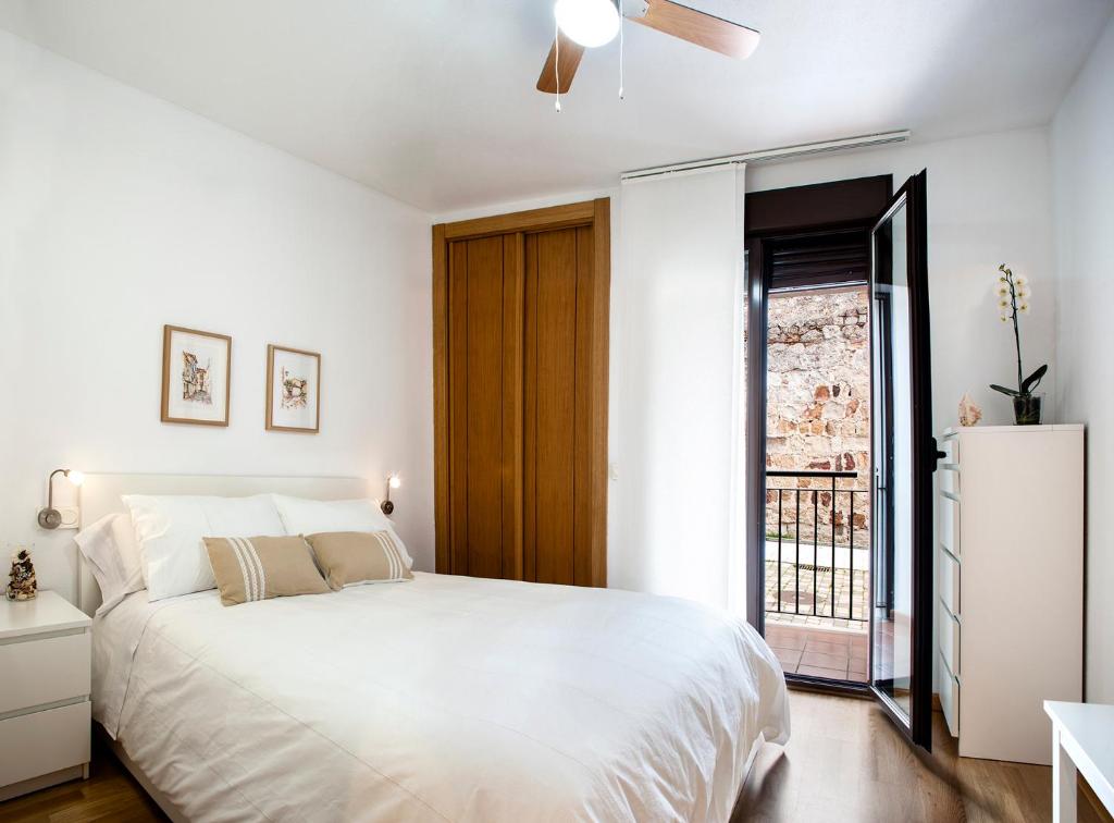 萨莫拉Yolanda的卧室设有一张白色大床和一扇窗户。