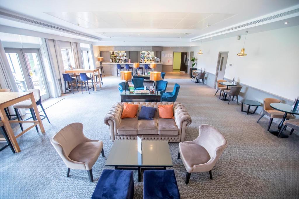 德纳姆德纳姆格鲁夫酒店的带沙发、椅子和桌子的等候室