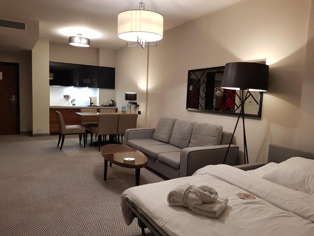 科沃布热格Apartament prywatny 327 w Diune Resort的酒店客房设有沙发和客厅。