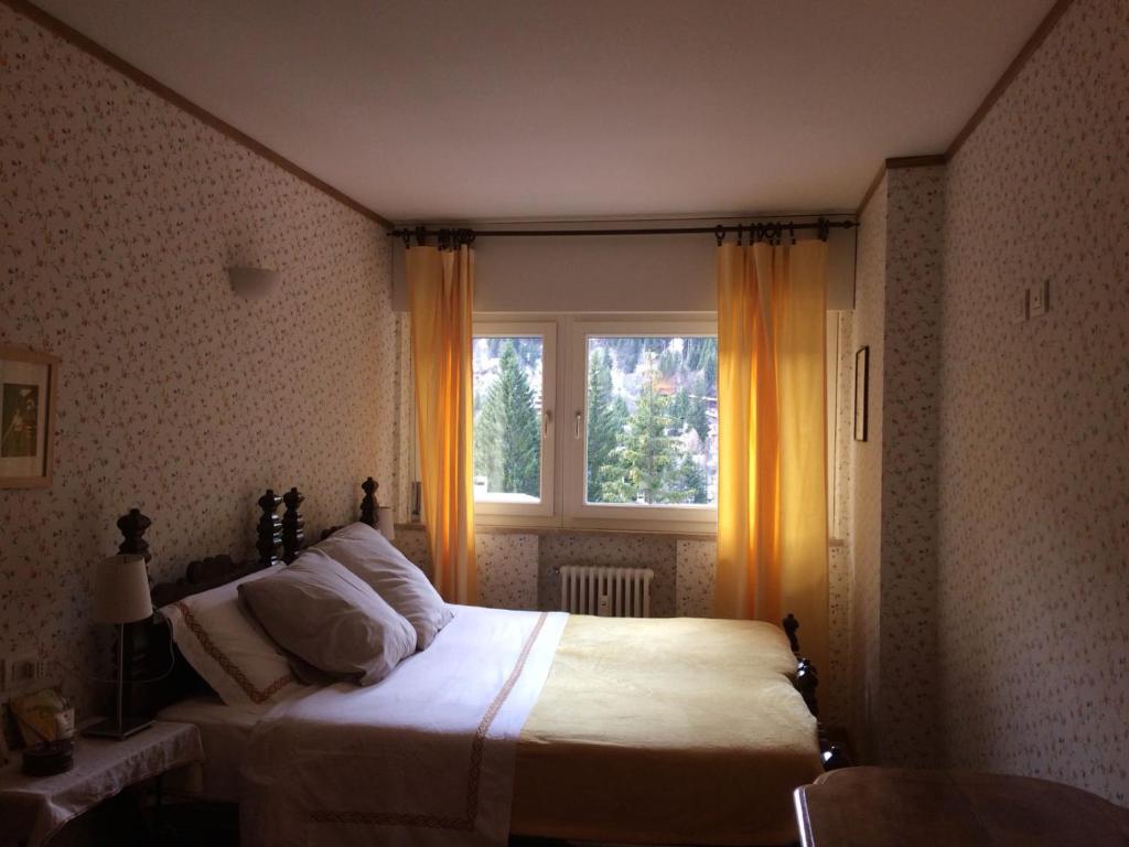 摩德纳迪-坎皮格里奥Casa Margherita的一间卧室设有一张床和一个窗口