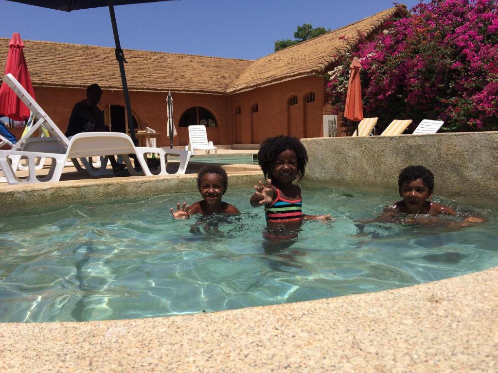 Fadial包巴山林小屋的三名儿童在游泳池游泳