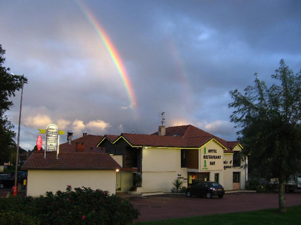 Étagnac埃塔尼亚克酒店的天上方的彩虹