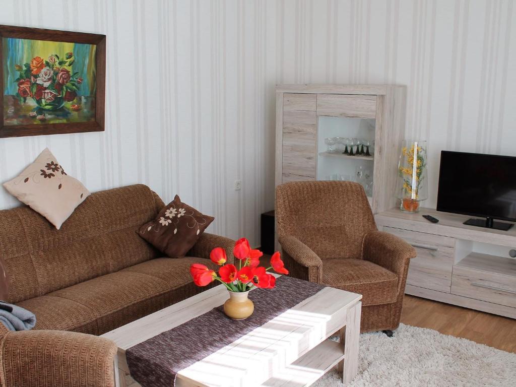 克吕茨Peaceful Apartment in Klutz Germany near Boltenhagener Beach的客厅配有沙发和两把椅子
