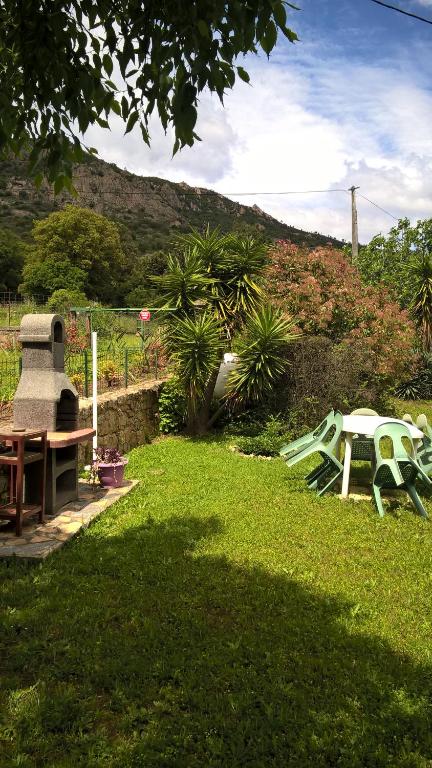 AfaVilla Pastriccialone的一个带野餐桌和长凳的庭院