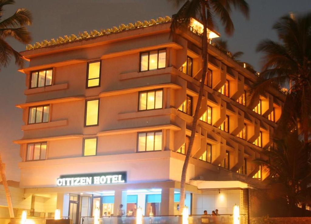 孟买星辰饭店的夜间标有标志的酒店大楼