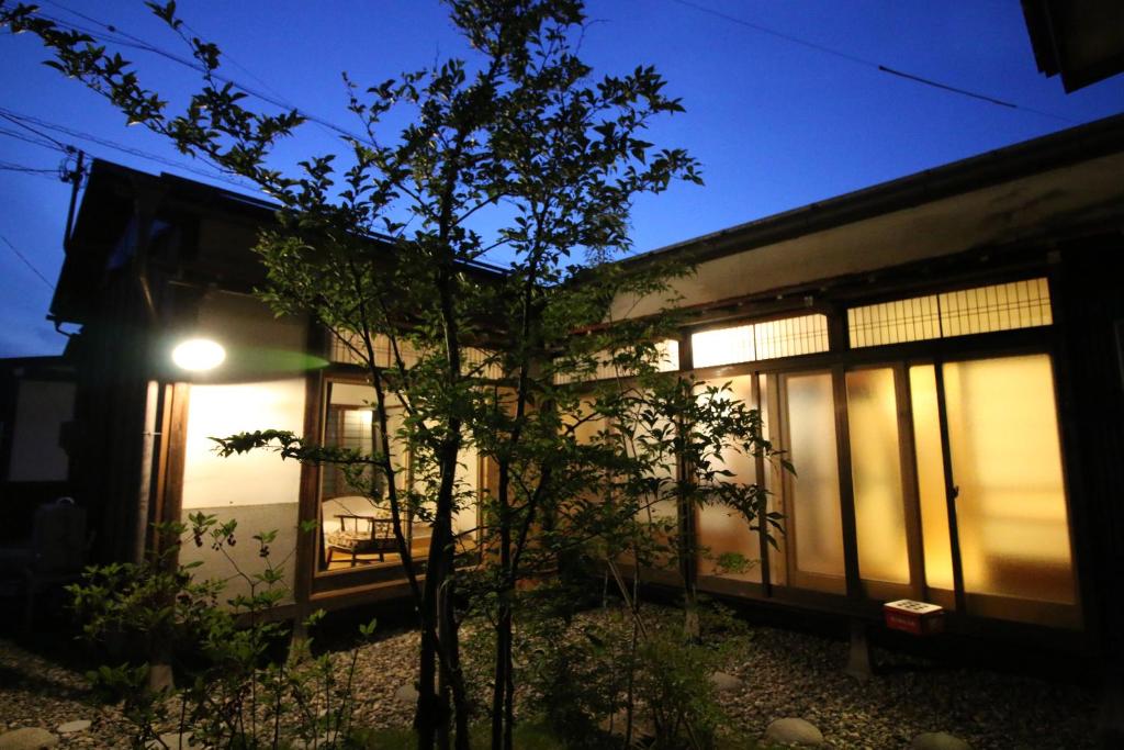 高山宿川之中的鱼旅馆的夜晚在房子前面有一棵树
