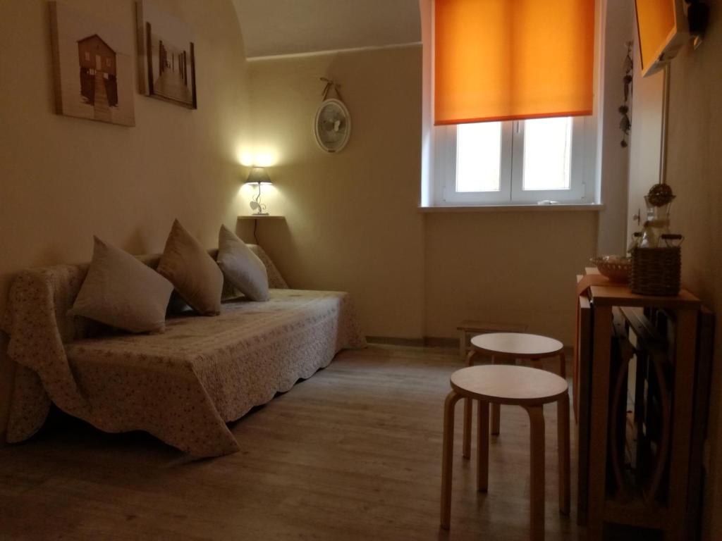 圣雷莫Casa Mirka的一间卧室配有一张床、一张桌子和一个窗户。