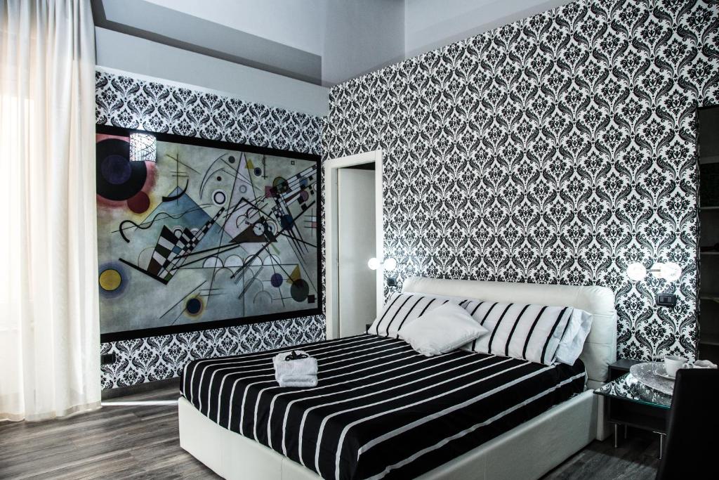 萨莱诺Art in B&B的卧室设有黑白图案的墙壁