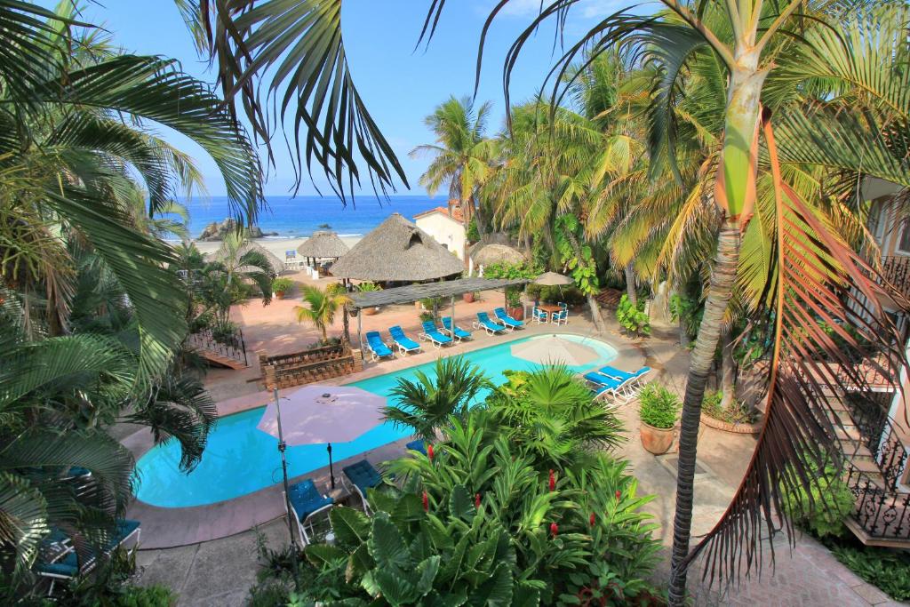 埃斯孔迪多港圣达菲酒店的享有棕榈树度假村游泳池的空中景致
