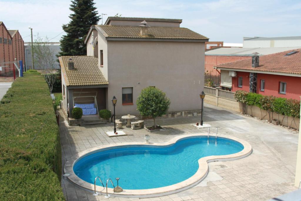 AlcoletgeCA L'AMPURDANES的一座房子后院的游泳池