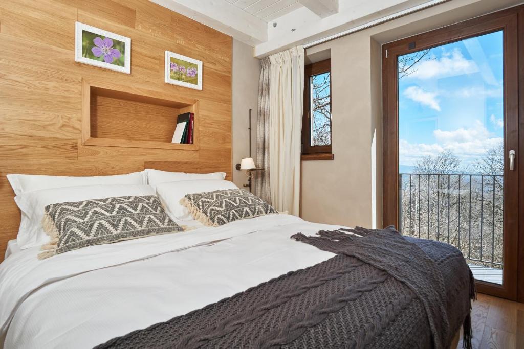 CesaròRelais Villa Miraglia的一间卧室设有一张大床和一个窗户。