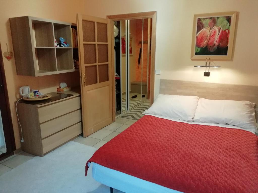 VimyChambre plein comfort的一间带红色床的卧室和一间浴室