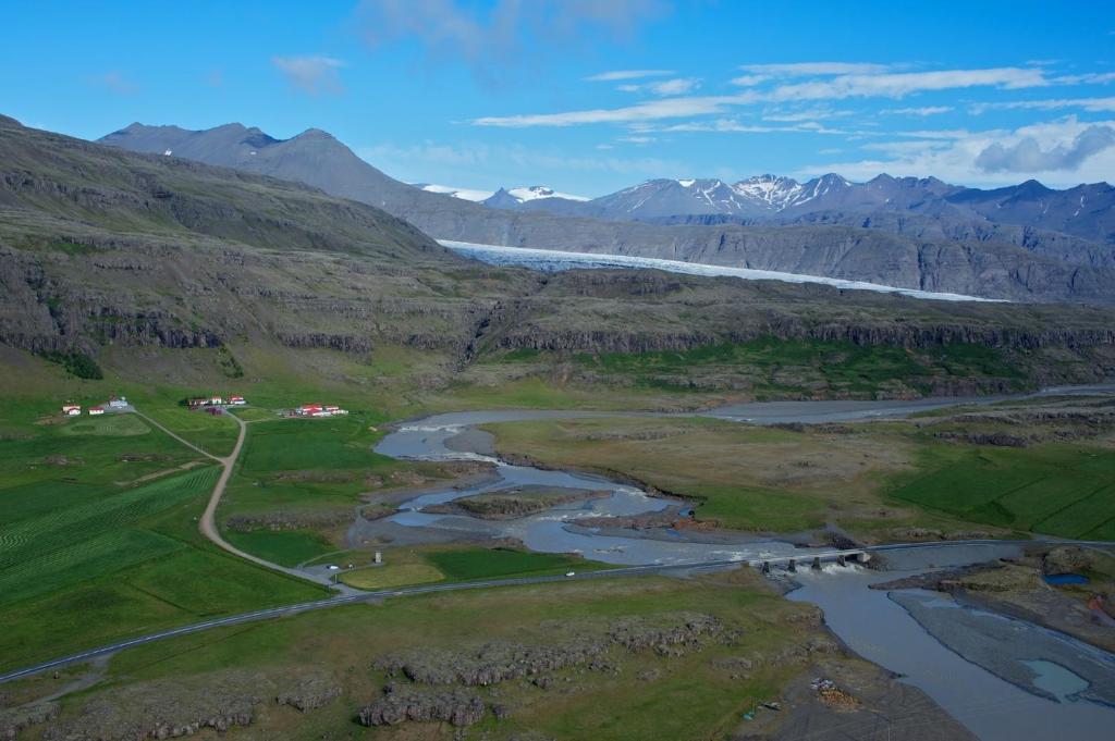 Skálafell思佳拉菲尔宾馆的享有山谷的空中景致,享有河流和山脉美景