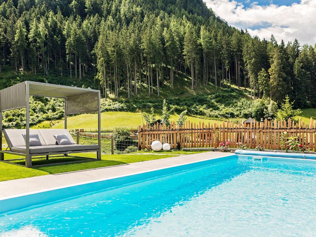 圣克里斯蒂娜Residence Telemark的围栏旁带长凳的游泳池