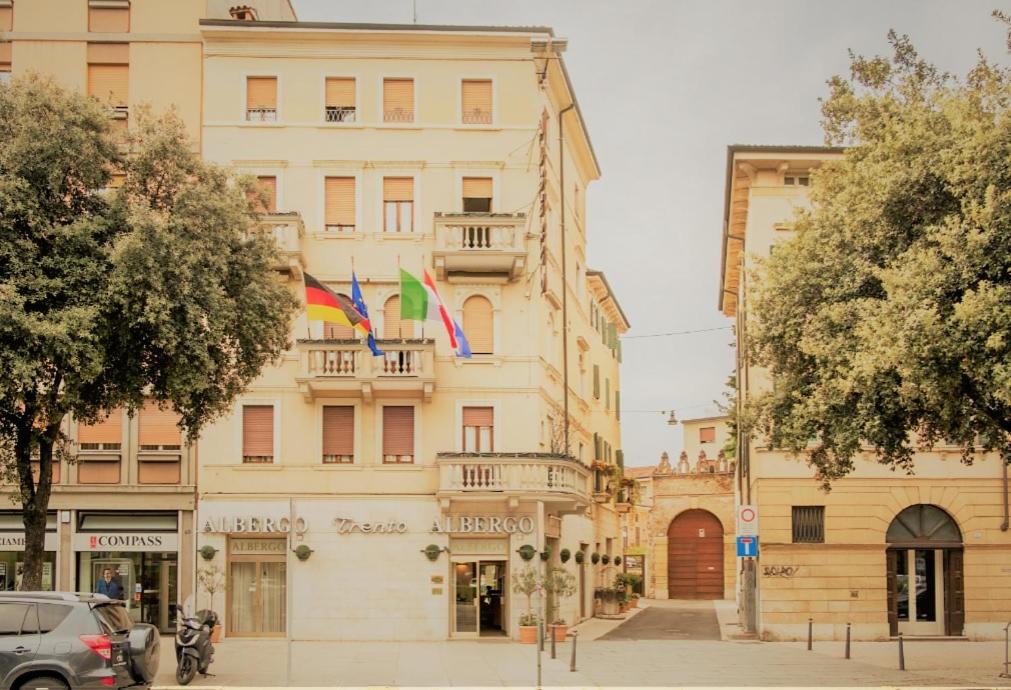 维罗纳特伦托奥伯格酒店的前面有彩虹旗的建筑