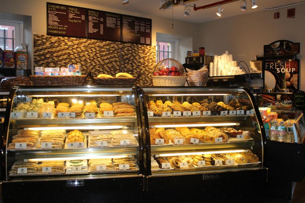 纽约HI New York City Hostel的面包店展示盒,里面装满了许多糕点