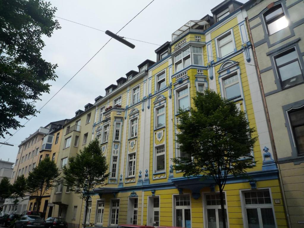 杜塞尔多夫格鲁佩罗宾馆的街道上一座黄色和蓝色的建筑