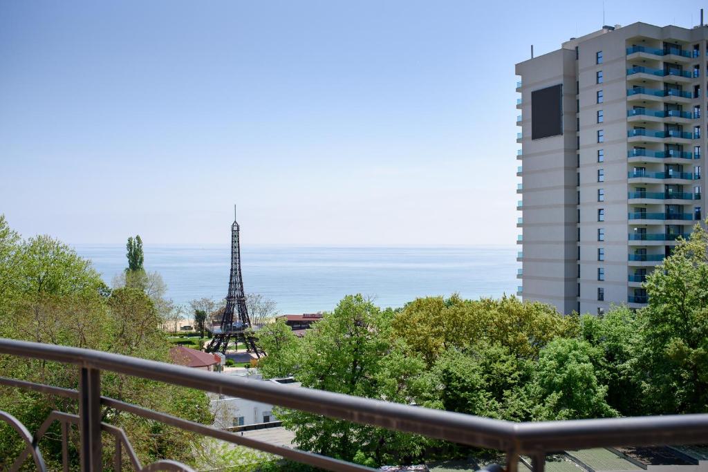 金沙Sea View Rental Iglika Apartments的阳台享有艾菲尔铁塔的景致。