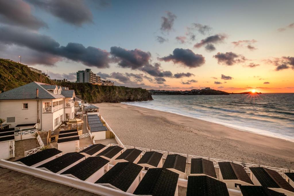 纽基Tolcarne Beach Colonial Restaurant and Rooms的享有海滩美景,设有房屋和大海