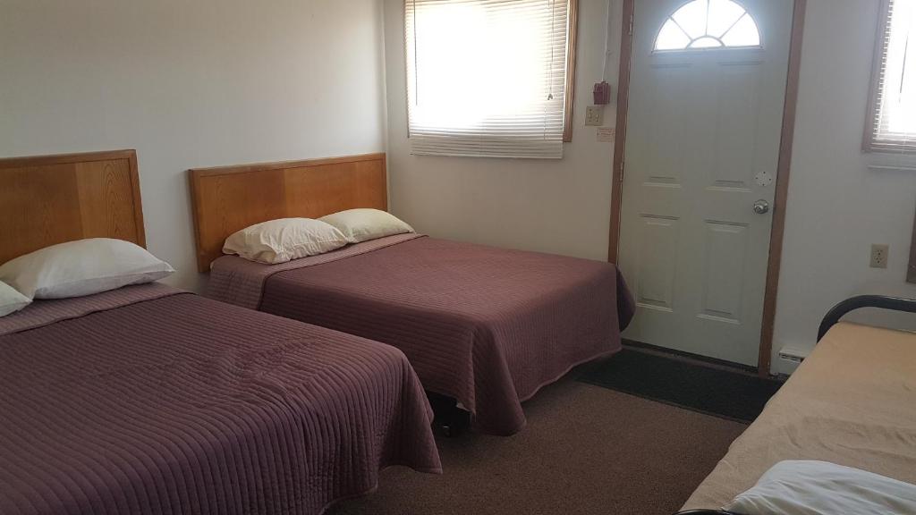 Oak PointHWY6HOTEL的酒店客房设有两张床和窗户。