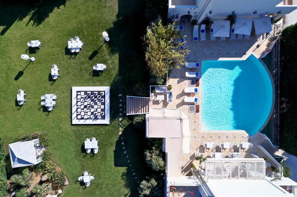 阿吉奥斯普罗科皮奥斯拉各斯马尔酒店的享有带桌椅的游泳池的顶部景致