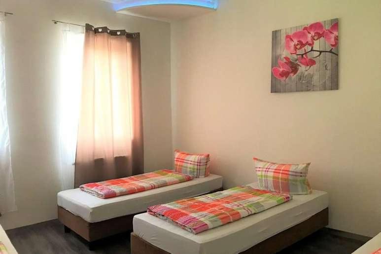 纽伦堡Hostel "Berkut"的带窗户的客房内设有两张单人床。
