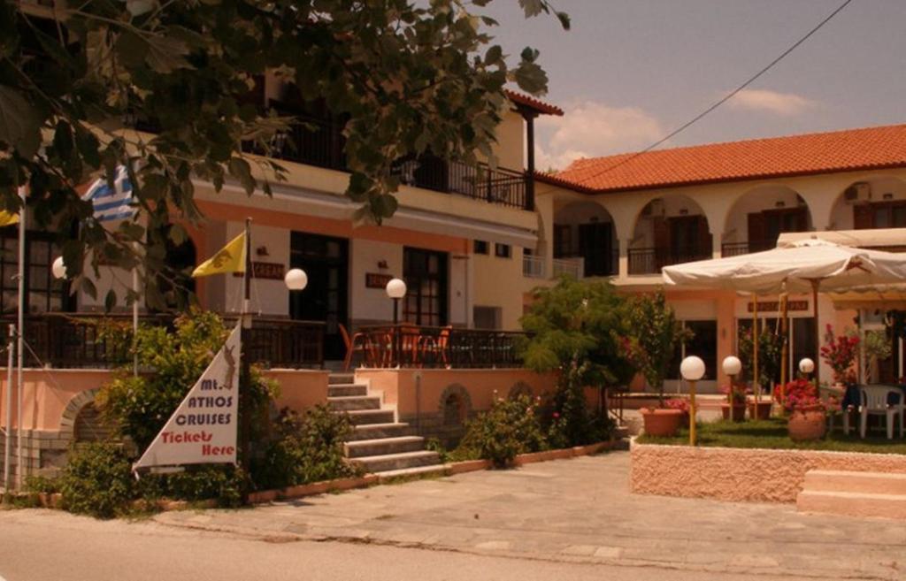 奥马斯帕纳吉亚斯Hotel Alexandros的前面有标志的建筑