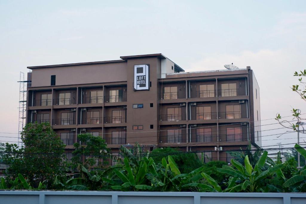 Ban Khok KrathinPJ Loft Hotel的公寓大楼设有阳台