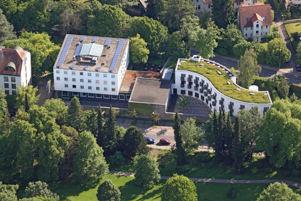 斯图加特Akademie der Dioezese的享有带绿色屋顶的建筑的顶部景色