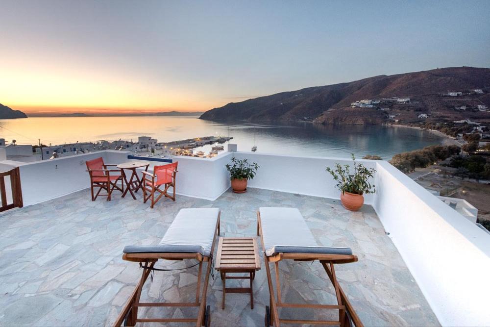 阿吉亚利Erisimo的阳台配有桌椅,享有海景。