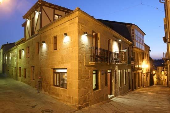 阿拉力兹欧派塔露农家酒店的一面是一栋砖砌建筑,旁边设有阳台