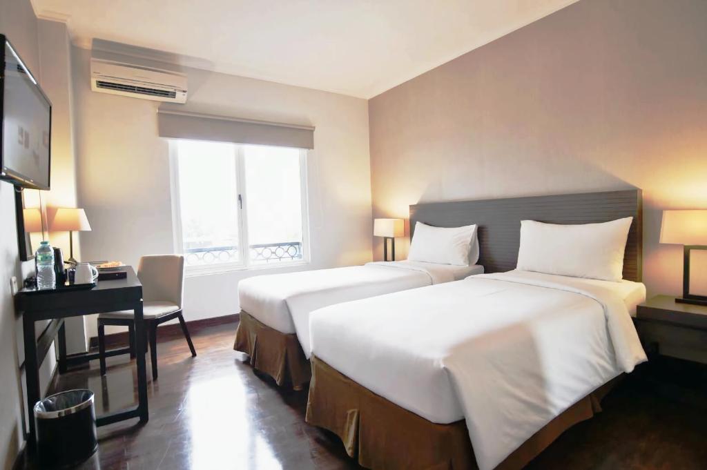 雅加达雅加达金卡莲萨马拉酒店的酒店客房配有两张床和一张书桌